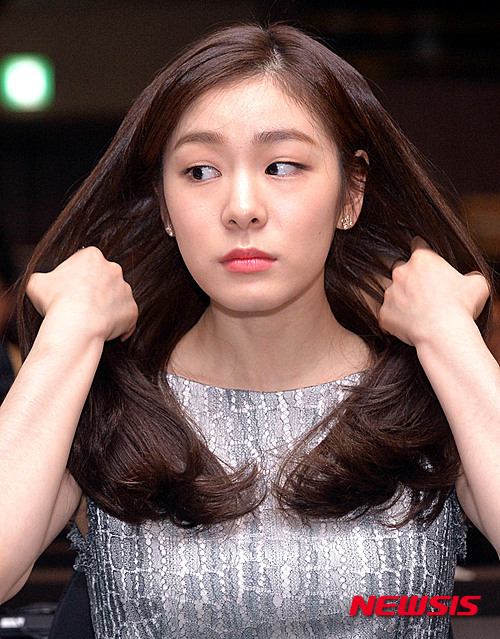 머리만지는 김연아
