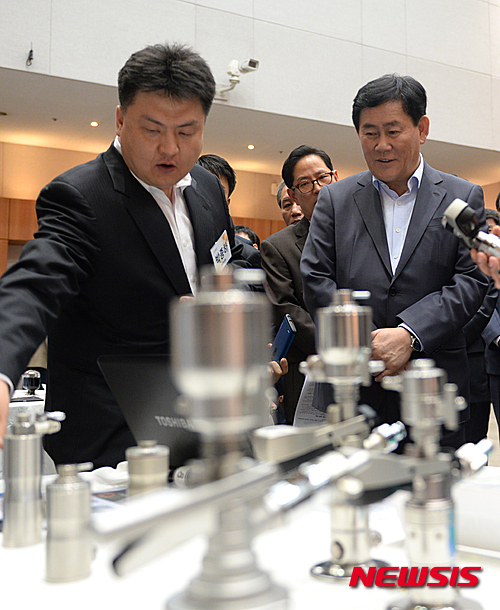 제품에 관심 갖는 최경환 경제부총리