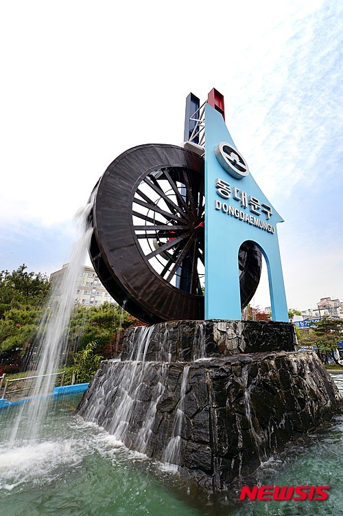 힘차게 돌아가는 물레방아