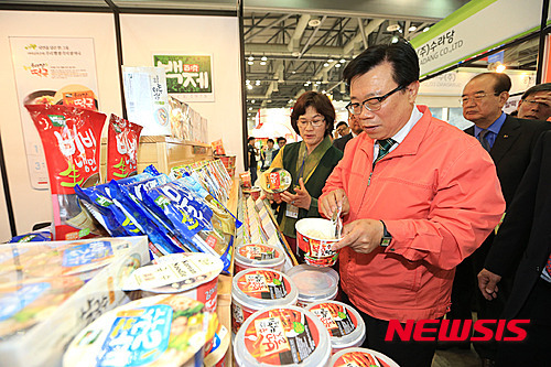 쌀 가공식품 보는 이동필 장관