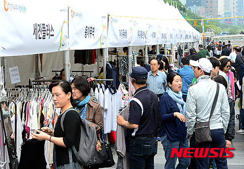 시민들로 북적이는 함께누리 청계장터