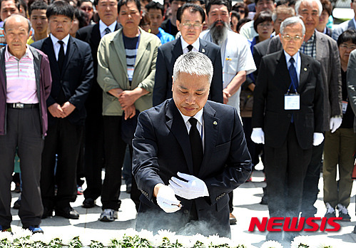 참배하는 5·18민주화운동 부상자회 인천지부