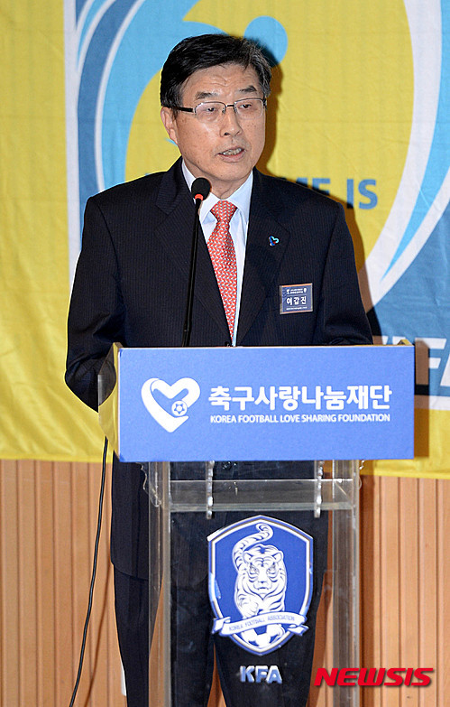 환영사하는 이갑진 대한민국축구사랑나눔재단 이사장
