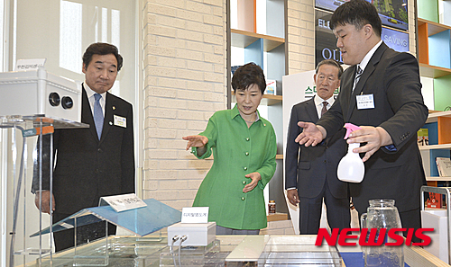스마트 염전 살펴보는 박 대통령