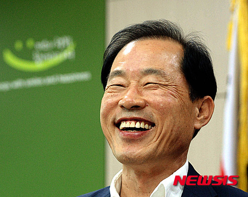 류한국 미소와 함께