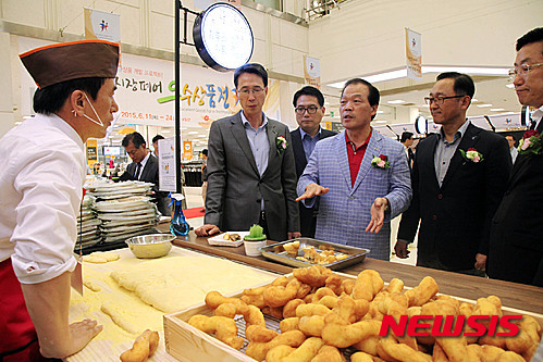 천안중앙시장 못난이꽈배기 매장을 둘러보는 내빈