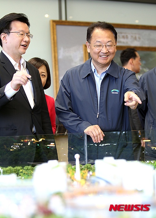 리조트월드 설명 듣는 국토부 장관