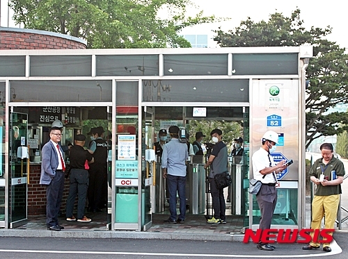 취재진 막는 OCI 군산공장