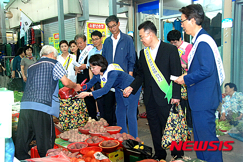 장보기 행사 갖는 경북도 이인선 경제부지사