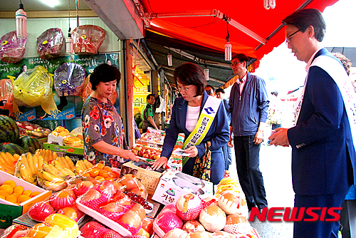 장보기 행사 갖는 경북도 이인선 경제부지사