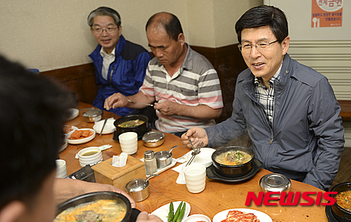 황교안 총리, 인력시장 나온 건설근로자와 식사