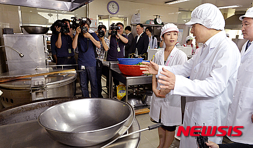 조리실 위생상태 점검하는 황 총리