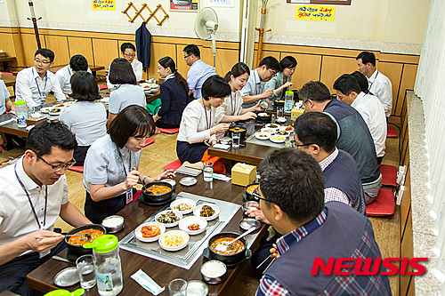 한달에 두 번은 인근 식당을