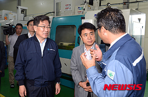 에이엔텍 방문한 윤상직 장관