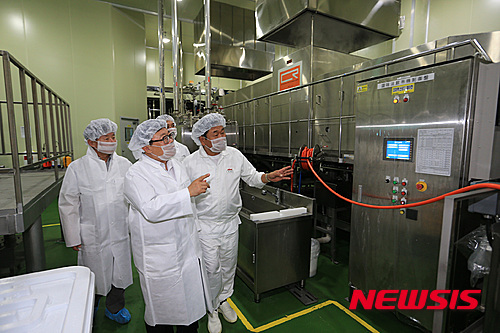 이동필 장관, 쌀 가공식품 회사 방문