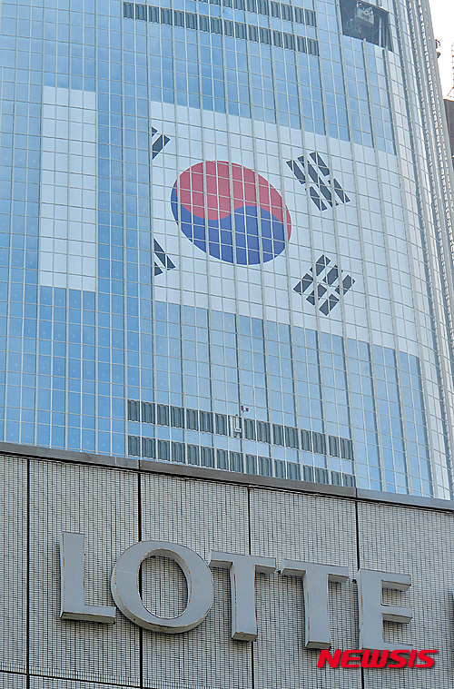 롯데월드타워 초대형 태극기
