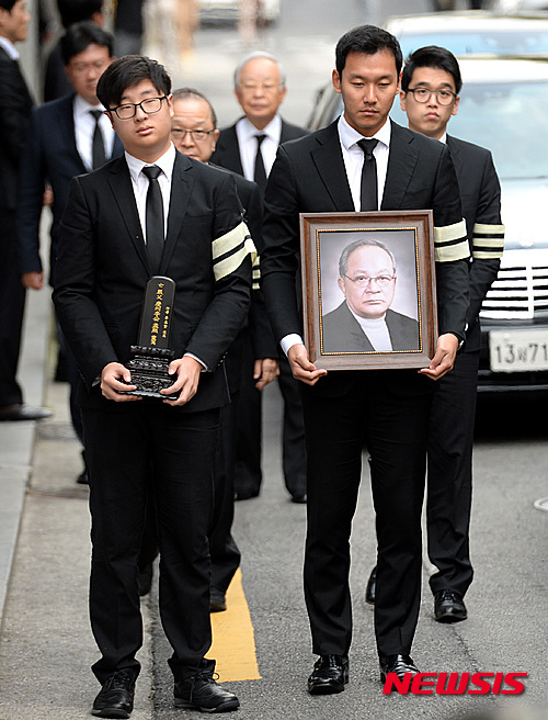 인재원 도착한 이맹회 명예회장