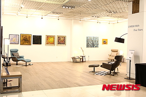 인테리어 매장같은 전시..체리쉬 위드 파이브 라이징 스타전