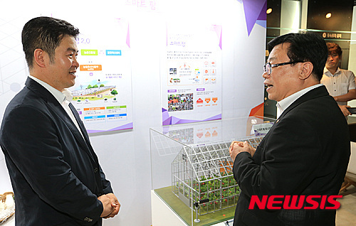 우수농식품산업업체 살펴보는 이동필 장관