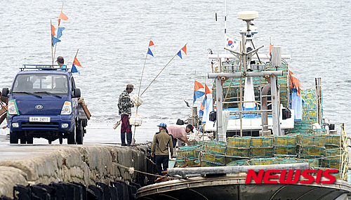 통발 가득 싣고 조업 나서는 어민