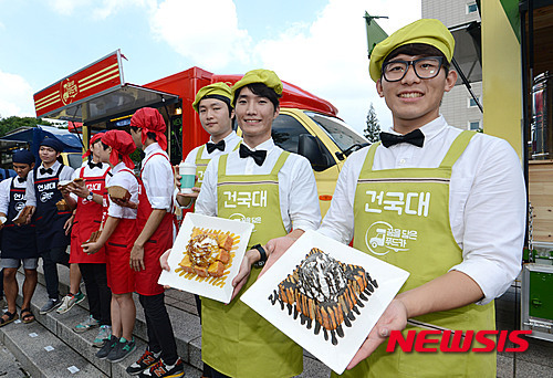 캠퍼스 푸드트럭 메뉴선보이는 대학생 사장