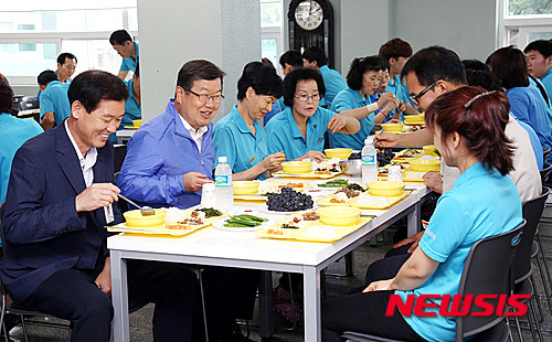 기업체 근로자 격려하는 박일호 밀양시장