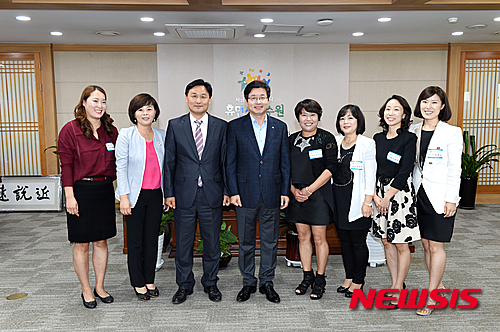 새정치 김영진 팔달지역위원장, 화서초 리모델링 건의서 전달