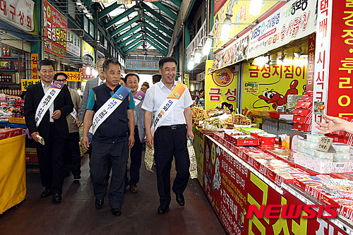 강릉 중앙시장 장보는 맹성규 경제부지사