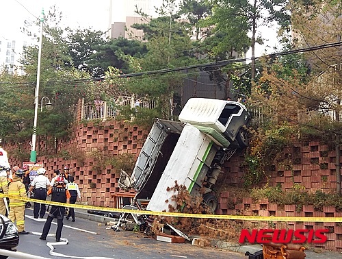 재활용품 수거차량 4m 아래로 추락…1명 경상