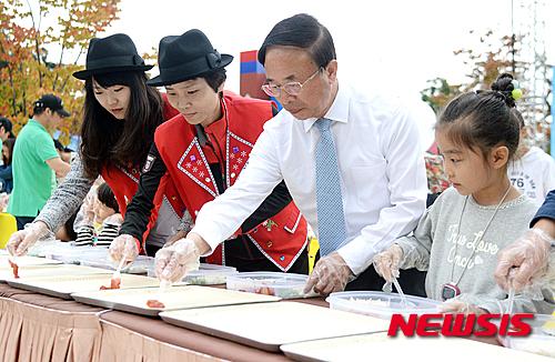 임실N치즈축제 임실군수와 긴 치즈 만들기