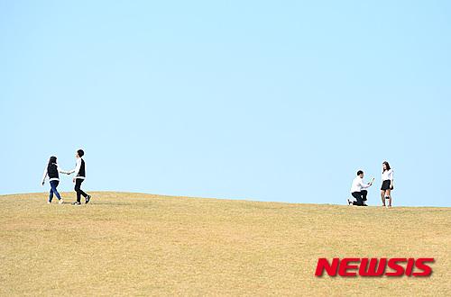 오빠, 우리도 꽃 사러가자