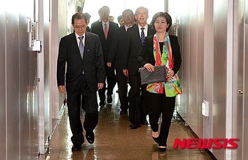 간담회장으로 향하는 김희정 여가부 장관과 전국 가정법원장들