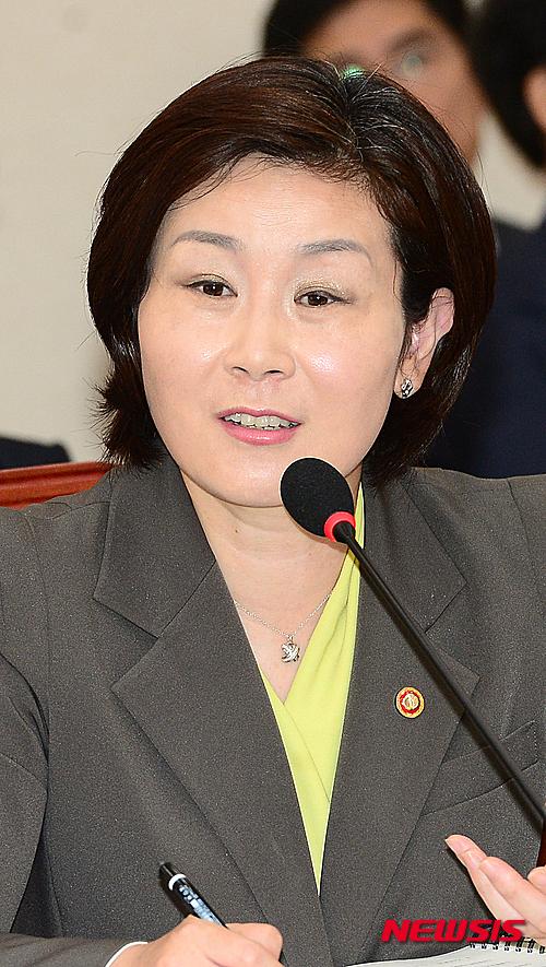 답변하는 김희정 장관