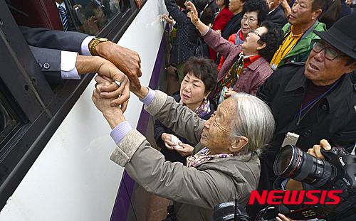  이산가족상봉- 65년만에 만난 부부 | 인스티즈