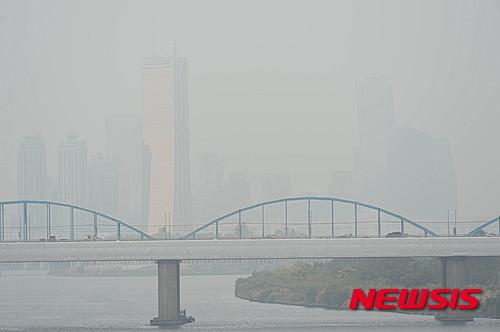 뿌연 서울, 주말엔 미세먼지 보통