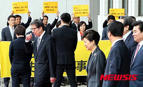 국회나서는 박 대통령, 피켓시위하는 정의당