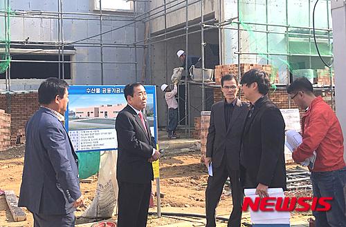 굴비 공동가공시설 신축 현장 방문한 영광군수