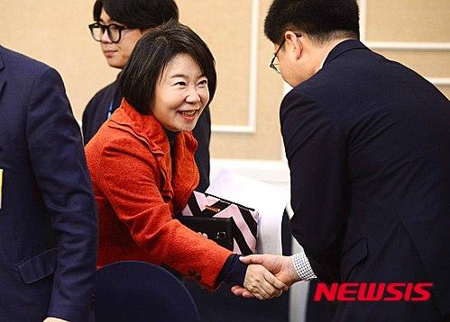 인사 나누는 정미경 위원장
