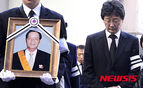 영정사진 앞에 고개숙인 유승민 전 원내대표
