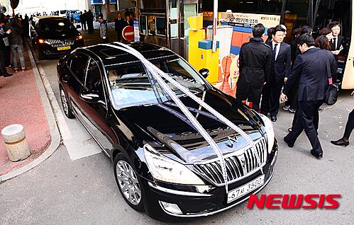 병원 떠나는 운구차