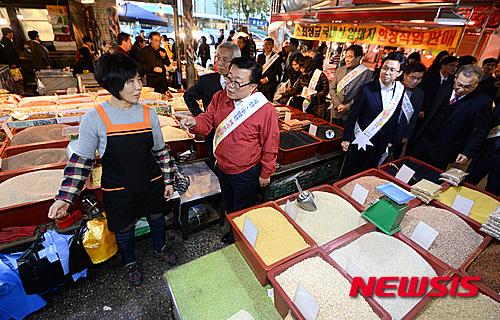 쌀 수급 동향 파악 위해 경동시장 방문한 이동필 장관