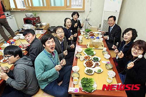 동사무소 직원과 식사하는 장종태 서구청장