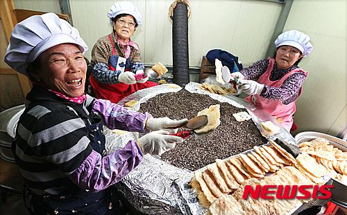 자갈에 굽는 전통방식의 한과 맛보세요~