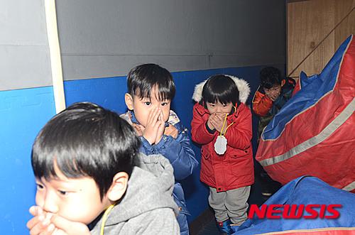 연기대피체험하는 어린이들