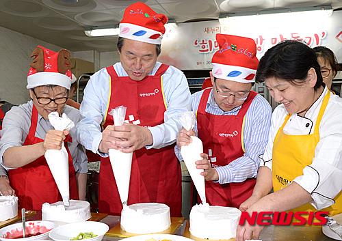 크리스마스 케이크 만드는 새누리당 의원들