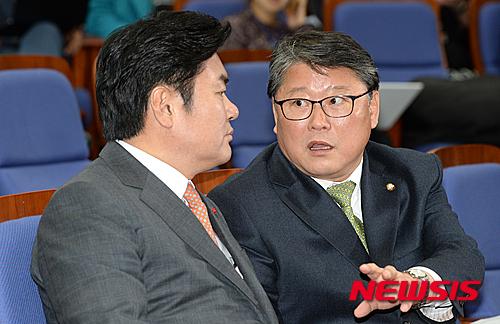 의견 나누는 원유철-조원진
