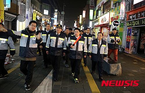 방범순찰하는 권선택 시장