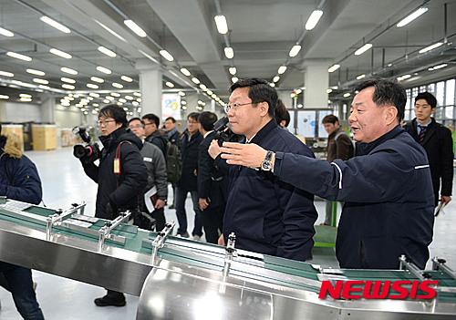 주형환 장관, 흥아기연 생산라인 점검