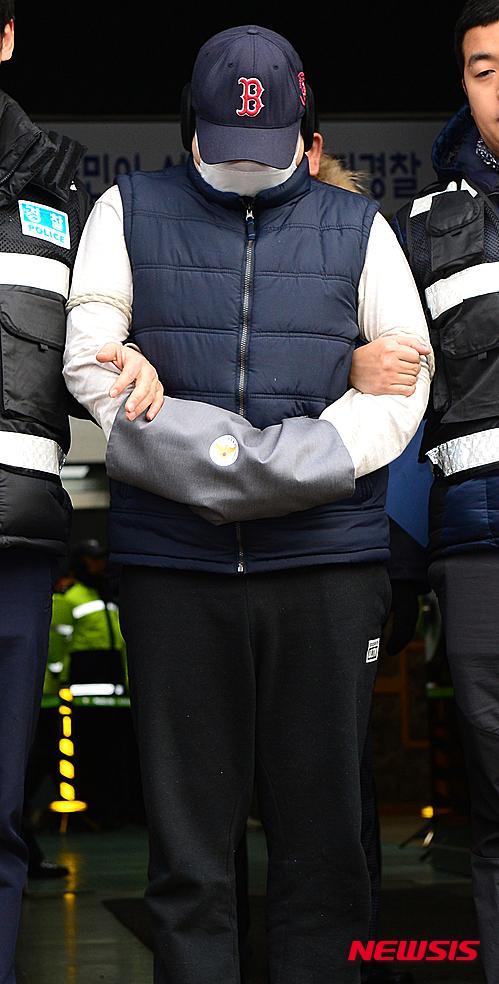 원미경찰서 나서는 부천 초등학생 아들 시신훼손 아버지