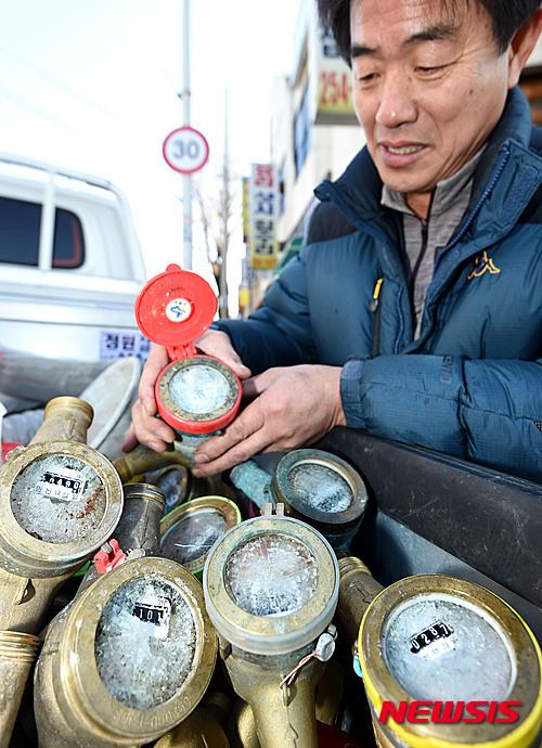 동파된 계량기 정리하는 상수도사업소 관계자